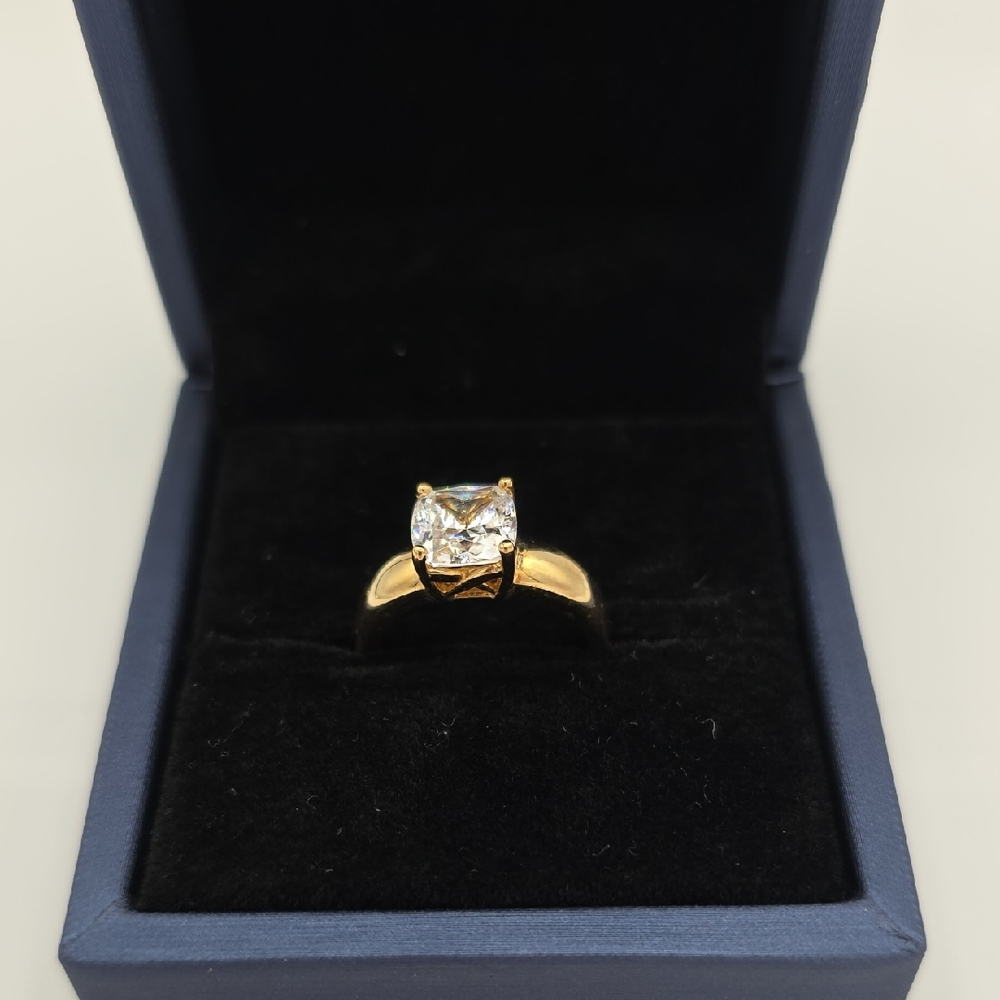 Elegant Gold Ring with Clear Stone